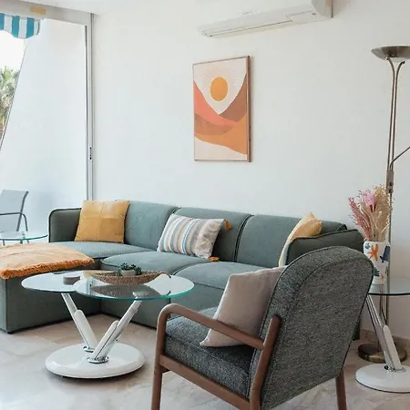 Coastal Chic 2br - 3 Min To Amathusia Apts *