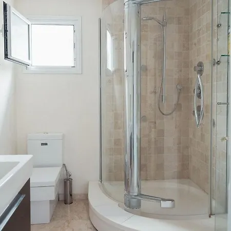 Coastal Chic 2br - 3 Min To Amathusia Apts