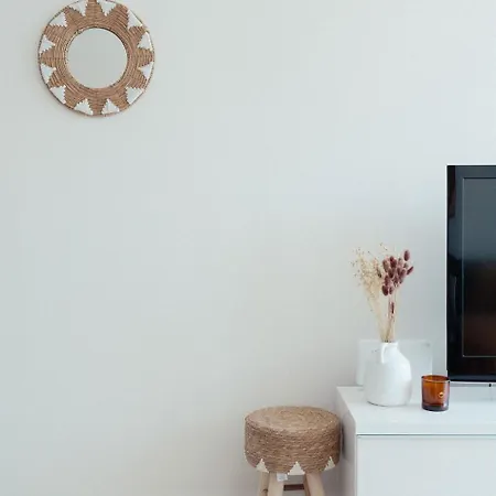 Coastal Chic 2br - 3 Min To Amathusia Apts 公寓
