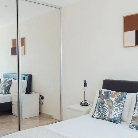 Coastal Chic 2br - 3 Min To Amathusia Apts 公寓