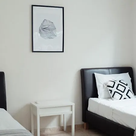Coastal Chic 2br - 3 Min To Amathusia Apts 公寓