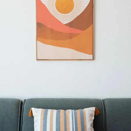 Coastal Chic 2br - 3 Min To Amathusia Apts Apartament