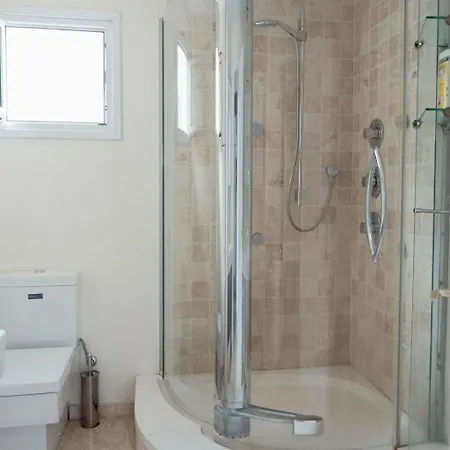 Coastal Chic 2br - 3 Min To Amathusia Apts
