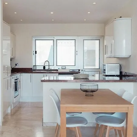 Coastal Chic 2br - 3 Min To Amathusia Apts 公寓 *