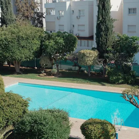 Coastal Chic 2br - 3 Min To Amathusia Apts *