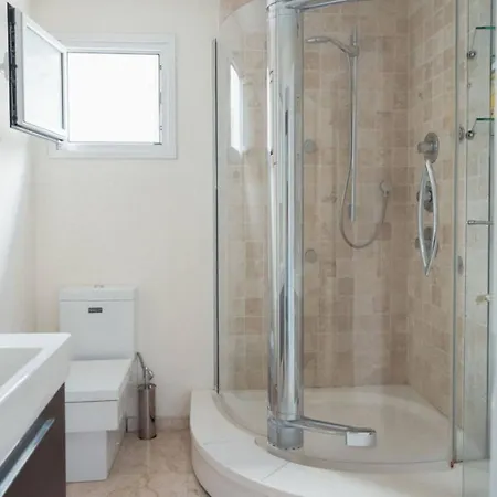 Coastal Chic 2br - 3 Min To Amathusia Apts *